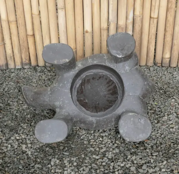 Product image 4 of the product “Turtle with a hole at the bottom, in size 62cm Length | Cast stone, handcrafted & coloured ”